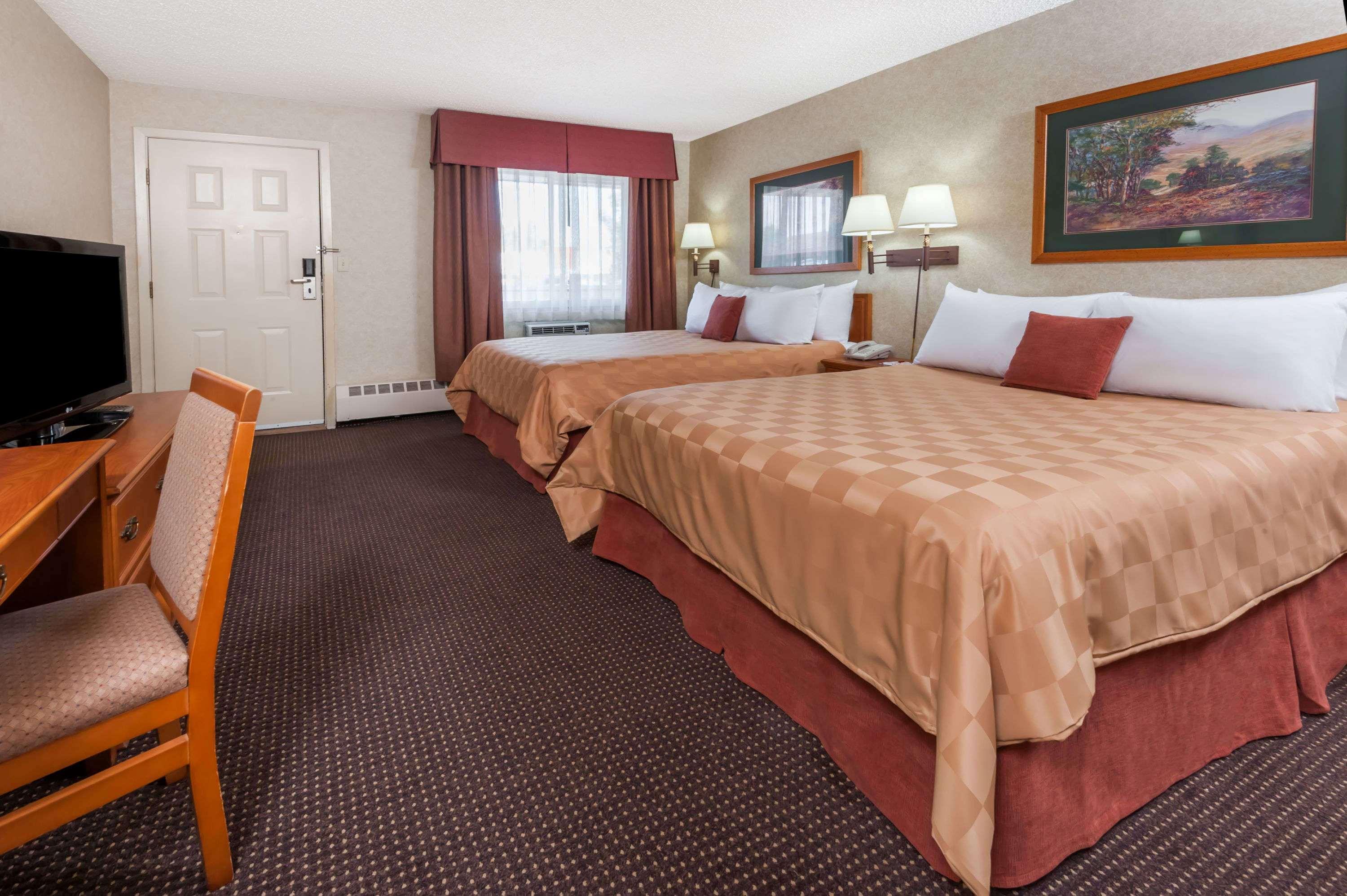Stony Plain Inn & Suites Exterior photo